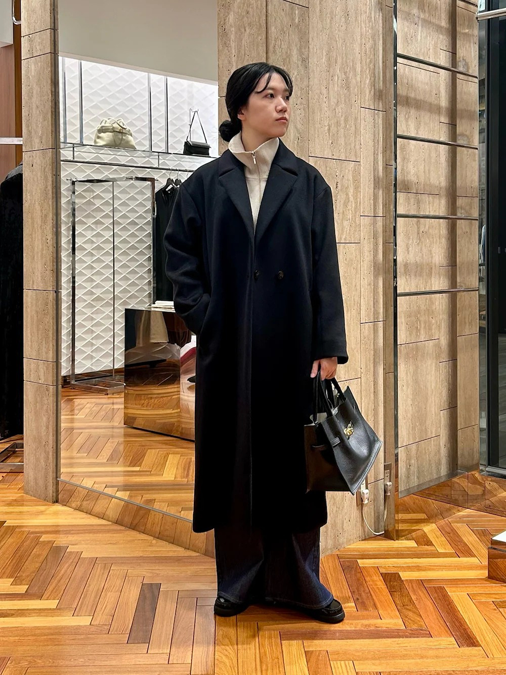 ロングコートは重い」を解決！3秒で垢抜ける、大人のための「軽やか 